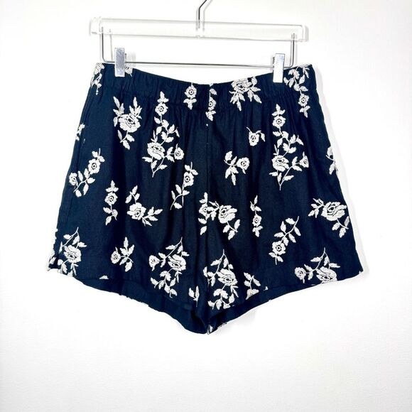 Abercrombie & Fitch Women's Size Large NWT Black White Embroidered Floral Short - Picture 3 of 13